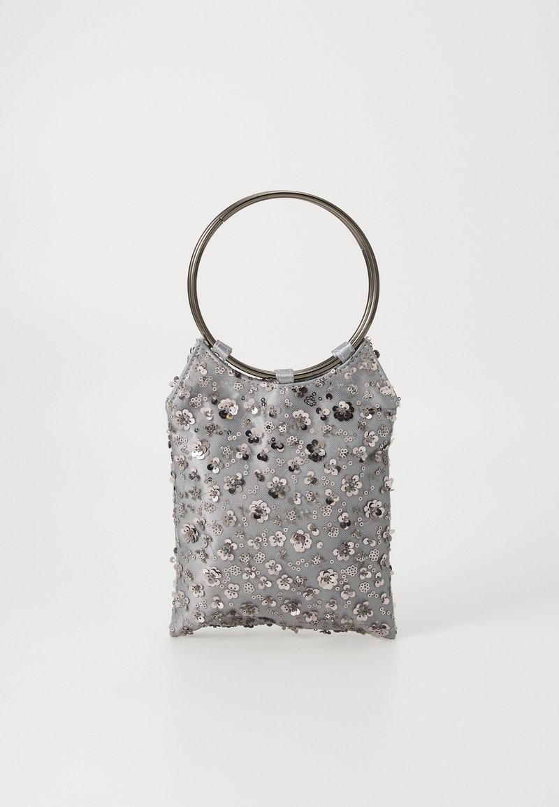 Petit sac à main en tissu gris avec des sequins floraux argentés et de grandes poignées métalliques circulaires sur un fond blanc uni.