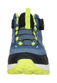 Siniset vaelluskengät, joissa on verkkomateriaali yläosassa, mustat yksityiskohdat, keltaiset tarvikkeet ja erityinen nopeankiristysjärjestelmä. Pintakuvioitu pohja pitoa varten.