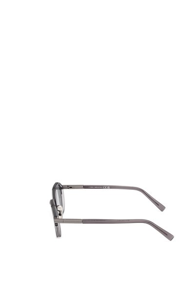 Ochelari de soare gri cu un cadru rectangular, brațe metalice și lentile transparente. Prezintă un model geometric subtil pe temple.