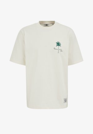 Off-white majica kratkih rukava s malom zelenom palmom i tekstom "The Leisure Court Club" na gornjem lijevom dijelu prsa.