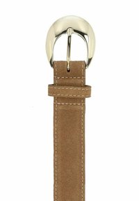 Tan faux leren riem met een glanzende zilveren ronde gesp, voorzien van een dubbele pin en nette stiksels langs de randen.