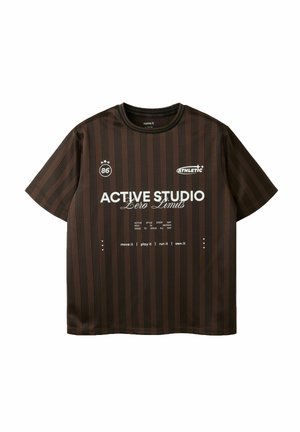 T-shirt de sport marron à manches courtes avec des rayures verticales noires et un texte blanc indiquant "ACTIVE STUDIO Zero Limits" et divers slogans sportifs.