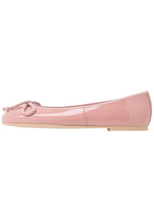 Ballarini in vernice rosa con punta arrotondata, dettaglio a corda davanti e suola in gomma beige. Finitura liscia e lucida in tutto.