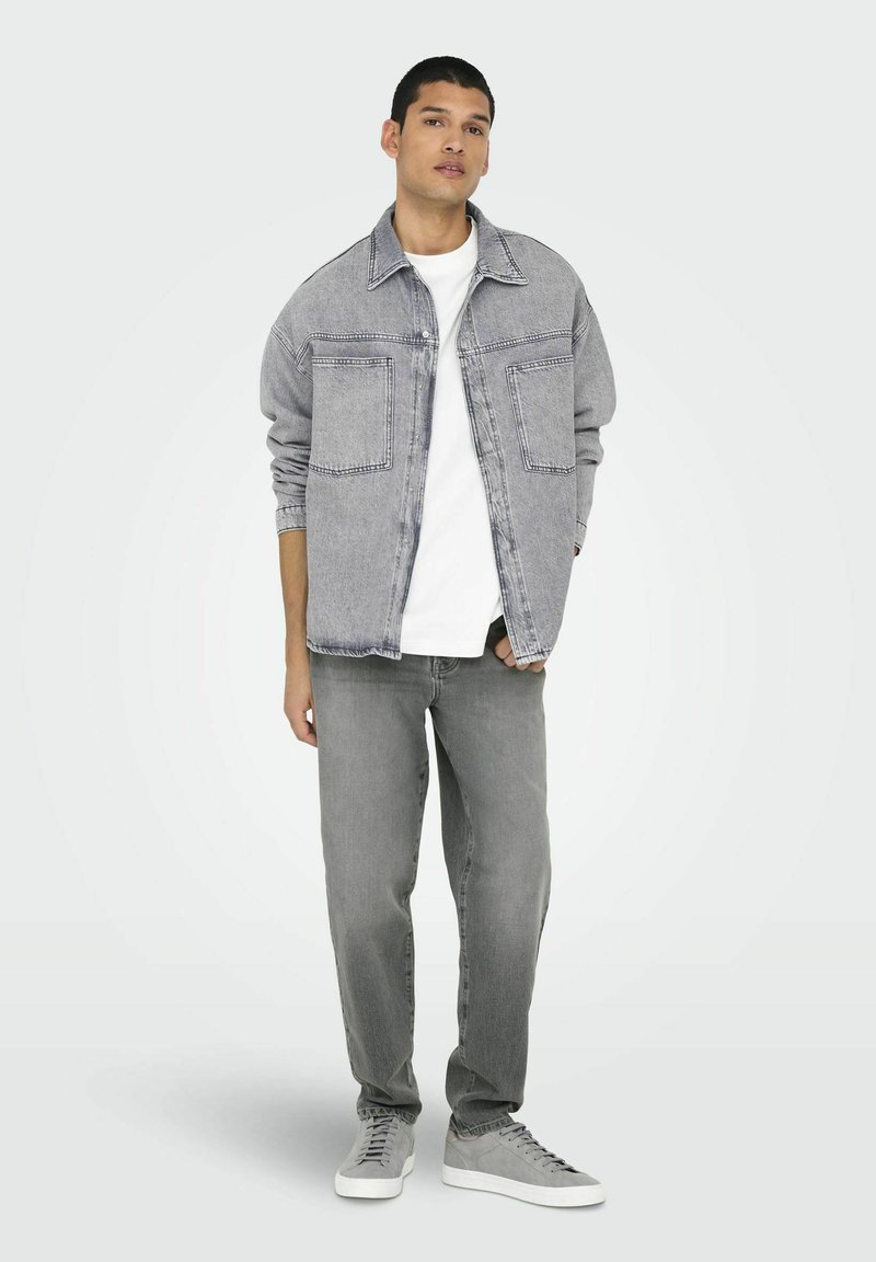 Come Indossare Giacca Di Jeans E Felpa Giacca In Denim Strappata