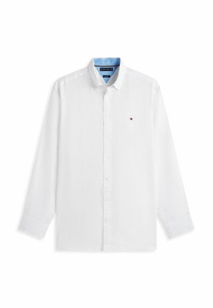 Hvid langærmet skjorte med knapper, lyseblå inderkrave og lille rød, hvid og blå logo på venstre bryst.