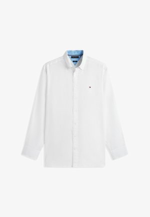 Weißes, langärmliges Hemd mit Knopfleiste, hellblauem Innenkragen und kleinem rot-weiß-blauem Logo auf der linken Brustseite.