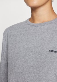 Patagonia LOGO RESPONSIBILITEE - Tops ar garām piedurknēm - gravel heather