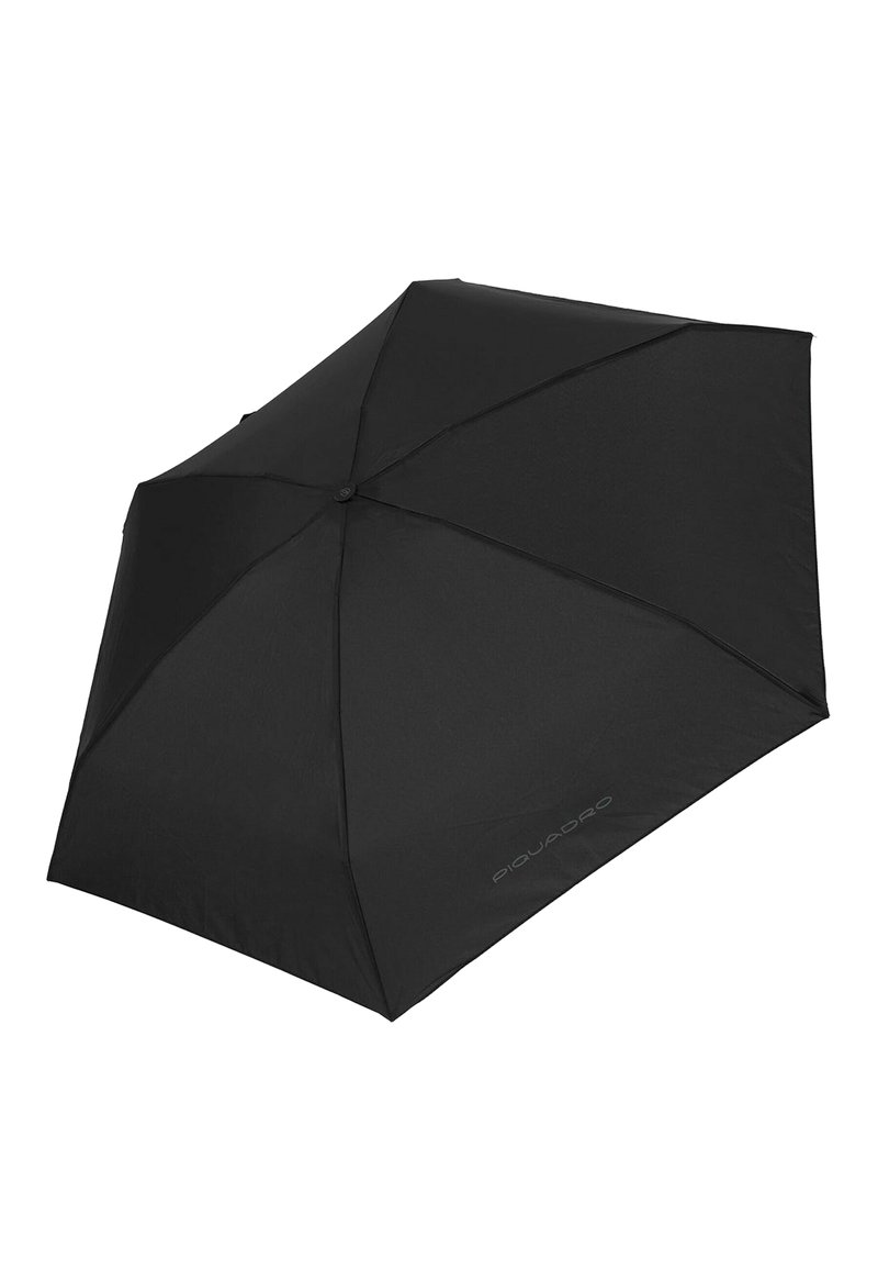 Ombrello nero con tessuto opaco e liscio. Presenta un mozzo centrale e stecche, con un design compatto. Include il logo "Piquadro".