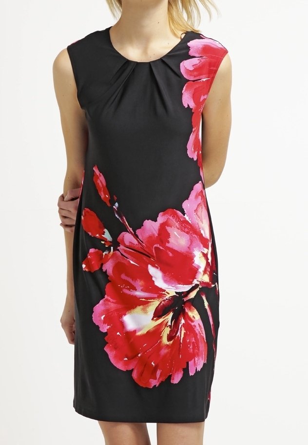 Černé bezramínkové šaty s velkým červeným květinovým potiskem, místem na skládání u výstřihu a upnutým střihem. Hladká textura látky.
