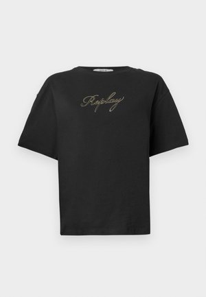 Sort kortærmet T-shirt med guld kursiv "Replay" logo centreret på brystet, præsenteret på en helt hvid baggrund.