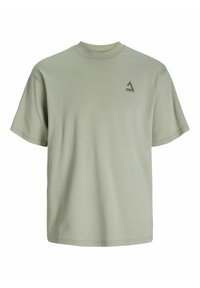 Kortærmet t-shirt i lys grøn bomuld, med rund hals og et lille sort trekantet logo på venstre brystområde.