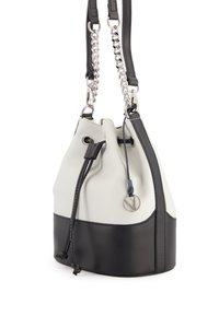 Torba w kształcie wiadra z białej teksturowanej skóry z czarną skórzaną podstawą. Posiada zapięcie na sznurek, srebrny łańcuszkowy pasek oraz detal z logo.