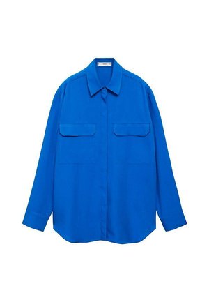 Niebieska koszula z długim rękawem, z kołnierzykiem, dwiema przednimi kieszeniami i prostym krojem. Wykonana z gładkiego materiału w jednolitym kolorze, bez wzorów.
