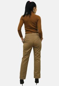 Alessia Santi Broek - marrone