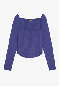 Maglietta viola a maniche lunghe con scollatura quadrata, tessuto strutturato e orlo leggermente accorciato. Presenta cuciture blu lungo la scollatura.