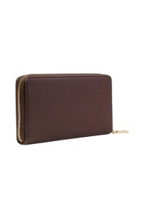 Portafoglio in pelle marrone con una texture liscia, forma rettangolare, cerniera dorata e un piccolo tirante in metallo.