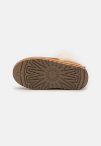 UGG CLASSIC CHILLAPEAK - Botines con plataforma - chestnut