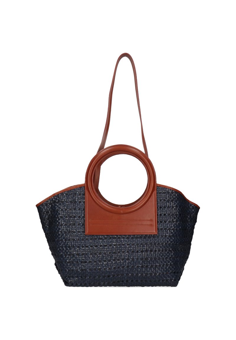 Borsa intrecciata blu con manico rotondo in pelle marrone grande e spallaccio coordinato, forma trapezoidale, su sfondo bianco.