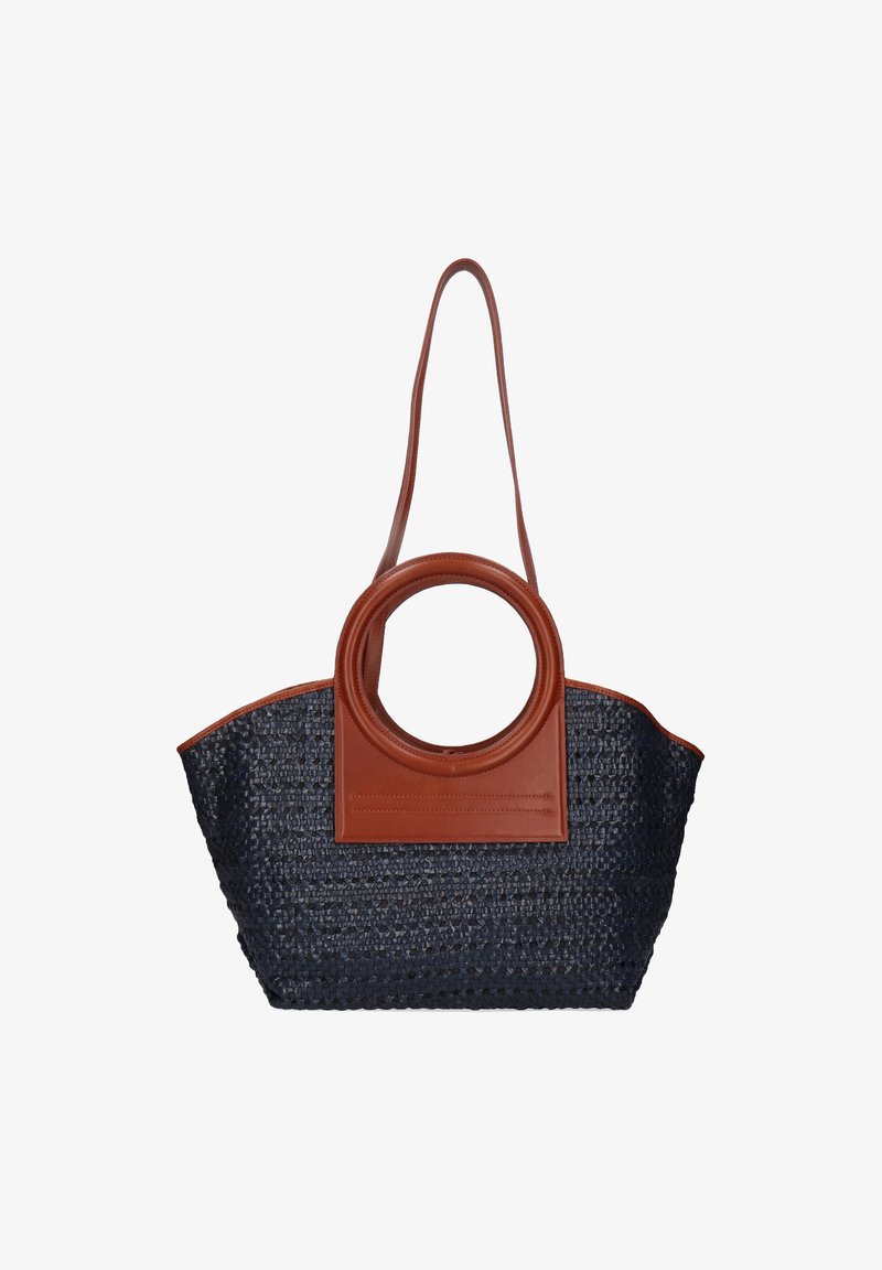Borsa intrecciata blu con manico rotondo in pelle marrone grande e spallaccio coordinato, forma trapezoidale, su sfondo bianco.