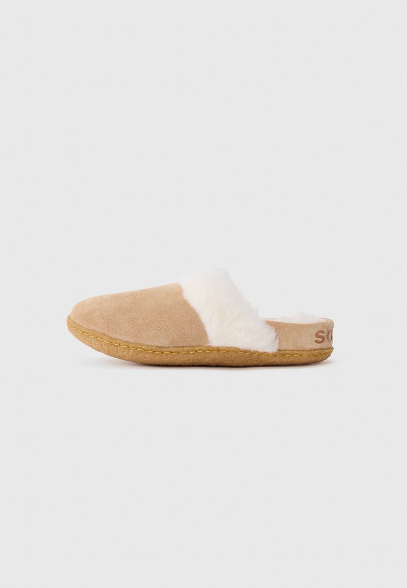 Tan semsket slip-on tøffel med hvit, fluffy fôr og gummisul, vist i sideprofil på hvit bakgrunn.