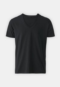 Černé tričko s krátkým rukávem a výstřihem do V leží na bílém pozadí, ukazuje přední pohled a jednoduchý design.