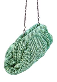 Clutch bag verde impreziosita da strass con design arricciato e tracolla in metallo argentato. Presenta una superficie testurizzata e una forma arrotondata.