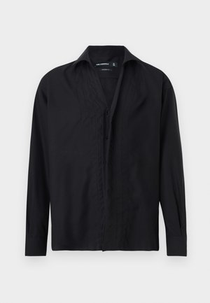 Μαύρο ανδρικό πουκάμισο με μακριά μανίκια, με γιακά διάχυσης, κουμπιά στο μπροστινό μέρος και διακριτικές κάθετες πιέτες εκατέρωθεν των κουμπιών.