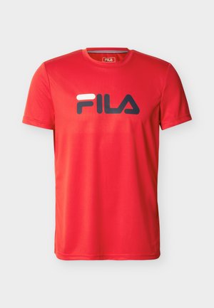 Tricou sport roșu cu mâneci scurte, cu logo-ul FILA în alb și negru centrat pe piept, fundal simplu.