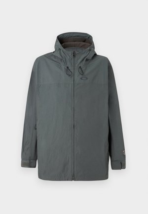 Menns mørk grå hettegenser med frontglidelås, justerbare hette-snorer og borrelåsmanchetter, vist på en enkel bakgrunn.