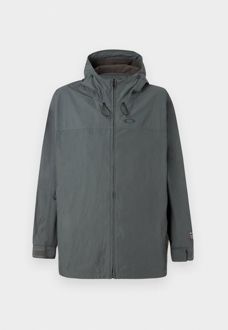 Dunkelgraue Herrenjacke mit Kapuze, Frontreißverschluss, verstellbaren Kapuzenschnüren und Klettverschlussmanschetten, auf einfarbigem Hintergrund präsentiert.