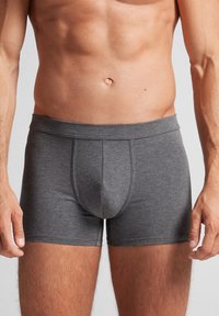 Graue Boxershorts aus weichem Stoff, mit einer engen Passform, elastischem Bund und einer vorderen Tasche mit Nähdetails.