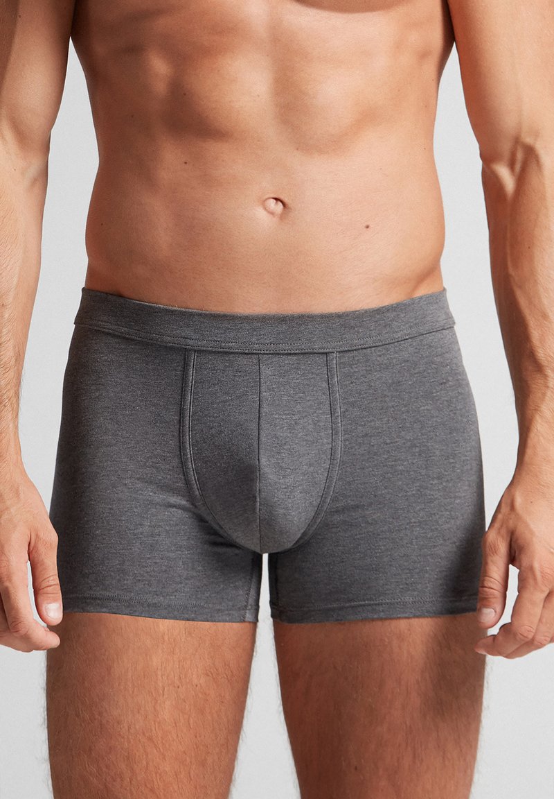 Graue Boxershorts aus weichem Stoff, mit einer engen Passform, elastischem Bund und einer vorderen Tasche mit Nähdetails.