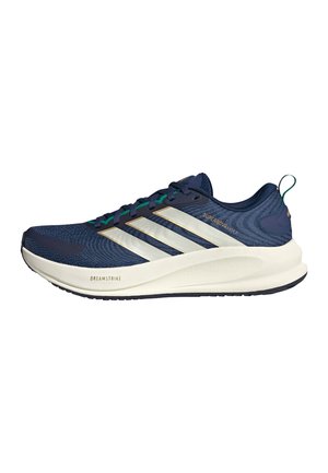 Marineblauer Adidas-Laufschuh mit weißer Zwischensohle, drei weißen Streifen, grünen Schnürsenkelakzenten und den Schriftzügen "Supernova" und "Dreamstrike".