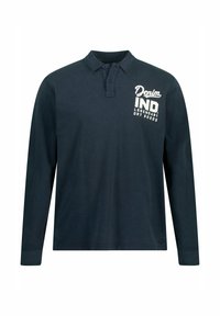 Mörkblå långärmad polo i bomull, med krage, tvåknappslås och vittryckt text på bröstet. Slät tygtextur.