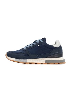 Zapatillas de ante azul marino con cordones azul claro, acentos texturizados, tacón blanco y una entresuela moteada. Suela de goma para mayor agarre y durabilidad.