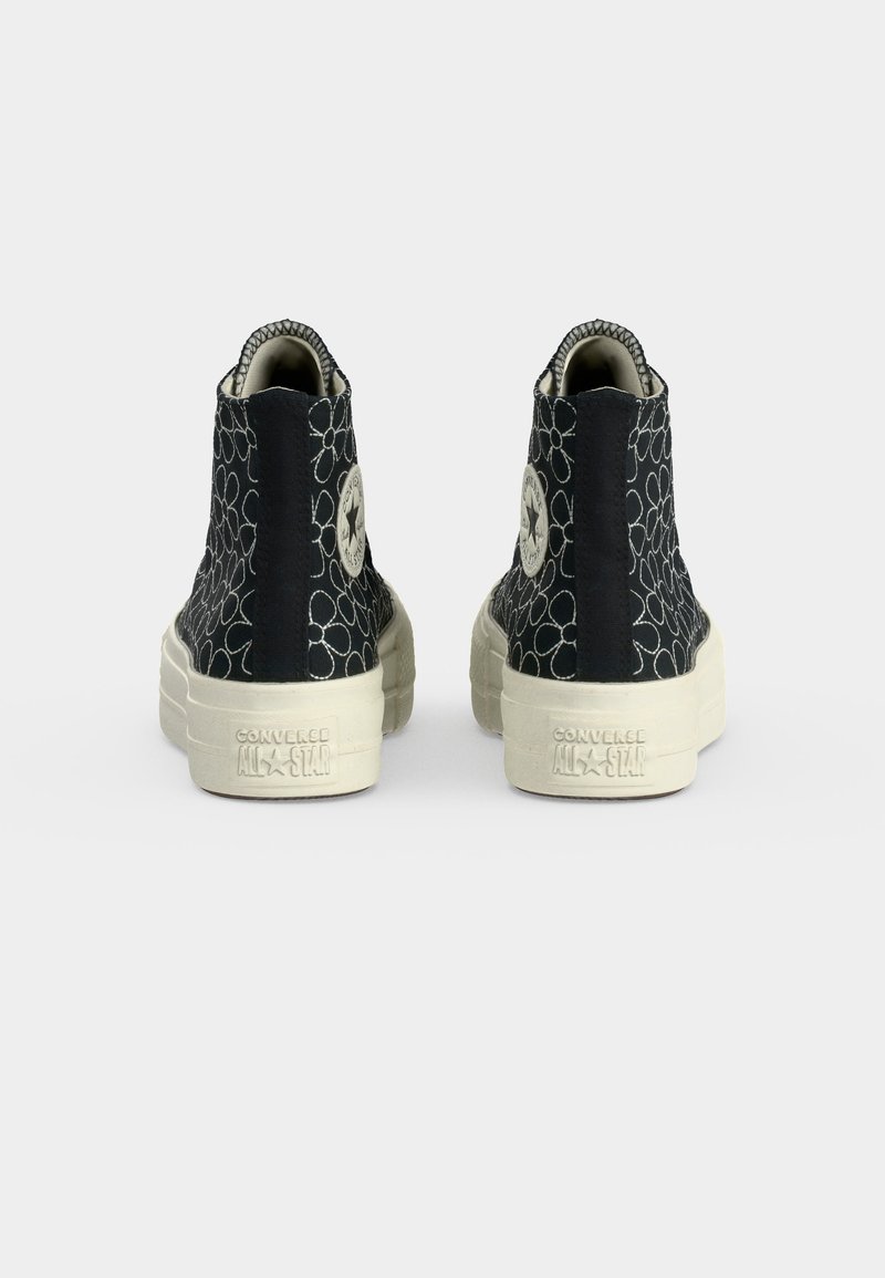Paar schwarze Converse High-Top-Sneaker mit weißen Blumenumrissen und weißen Gummisohlen, von hinten betrachtet.