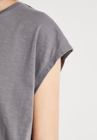 Noisy May NMMATHILDE LOOSE LONG - T-shirts - charcoal gray