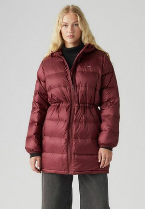 Burgundowa kurtka puchowa z wcięciem w talii, kapturem i zapięciem na zamek. Posiada pikowany wzór i elastyczne mankiety. Wykonana z błyszczącego, lekkiego materiału.