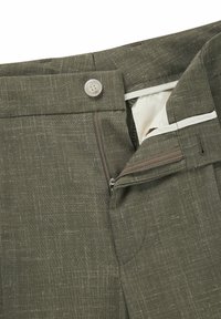 Olijfgroene broek met een gestructureerde stof, voorzien van een rits- en knoopsluiting, een gevoerde tailleband en een klein binnenzakje.