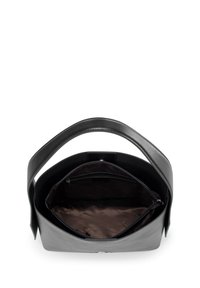 Borsa in pelle nera con una cintura larga, forma ovale e chiusura con zip. L'interno presenta un rivestimento scuro e una tasca con zip per l'organizzazione.