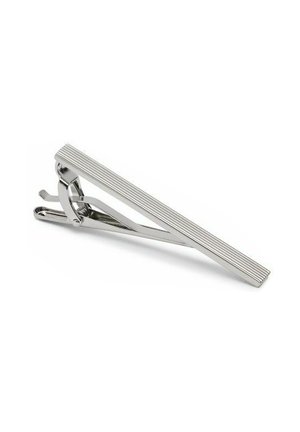 Sølv slipsenål med en slank, forlænget form, der har lodrette riller. Den polerede metaloverflade reflekterer lyset, hvilket fremhæver dets rene design.