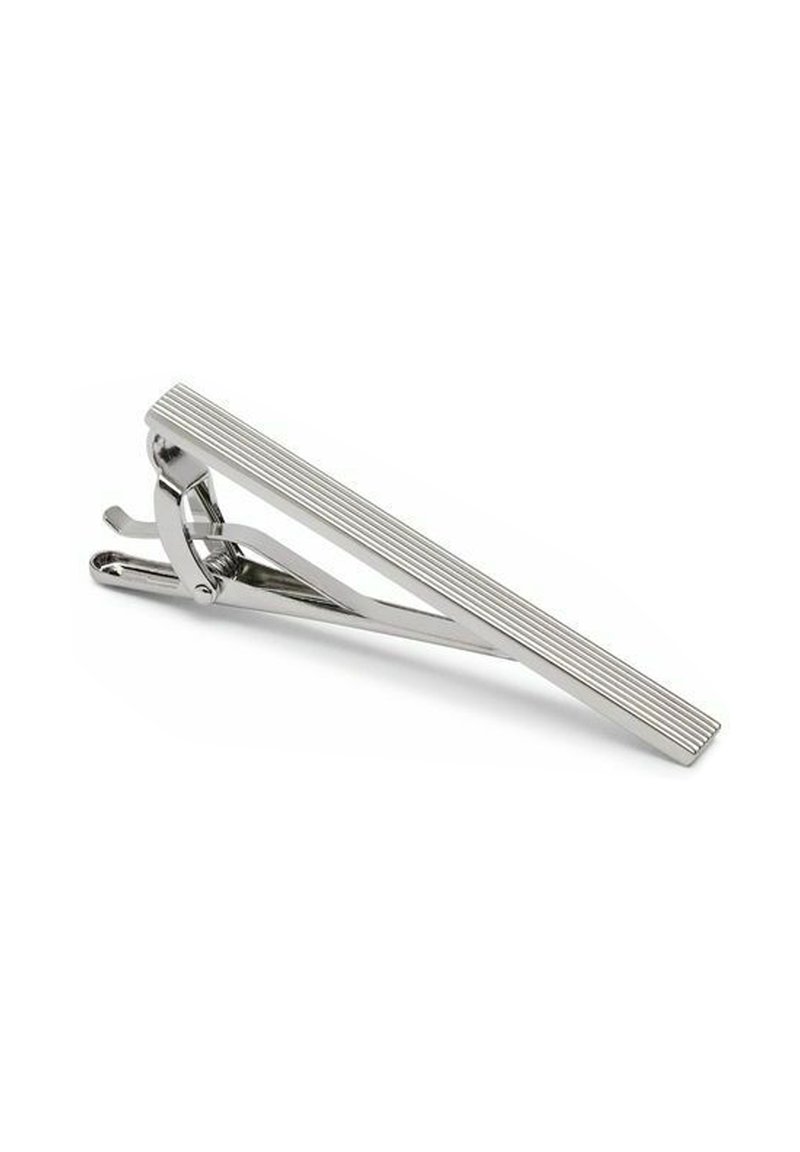 Silverfärgad slipsklämma med en slank, avlång form som har vertikala ribbor. Den polerade metallytan reflekterar ljus och förbättrar dess rena design.
