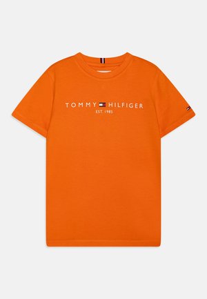 Oranžové bavlněné tričko s krátkým rukávem, na přední straně s bílým potiskem loga "TOMMY HILFIGER EST. 1985".