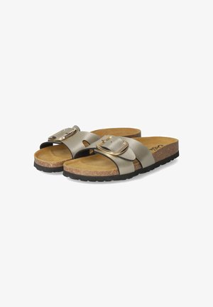 Sandały z złotym zapięciem, posiadające dwa szerokie szare paski, korkową wkładkę i czarną gumową podeszwę, charakteryzujące się otwartym noskiem i gładką fakturą.