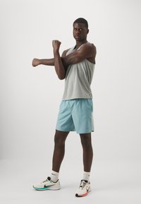 Nike Performance CHALLENGER SHORT - Sportiniai šortai - denim turq/glacier blue/black/silver