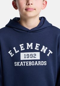 Sudadera azul marino con un logo blanco que dice "ELEMENT 1992 SKATEBOARDS", con un corte clásico y una textura suave.