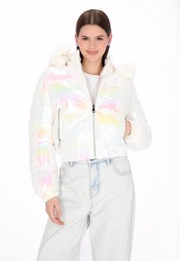 Geacă matlasată irizată albă cu fermoar frontal, manșete elastice și glugă căptușită cu blană moale. Are o textură lucioasă și netedă și buzunare laterale.