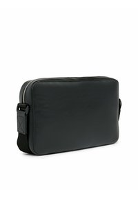 Borsa messenger in pelle nera con forma rettangolare, chiusura con zip e tracolla regolabile. Texture liscia, design minimale, senza motivi.