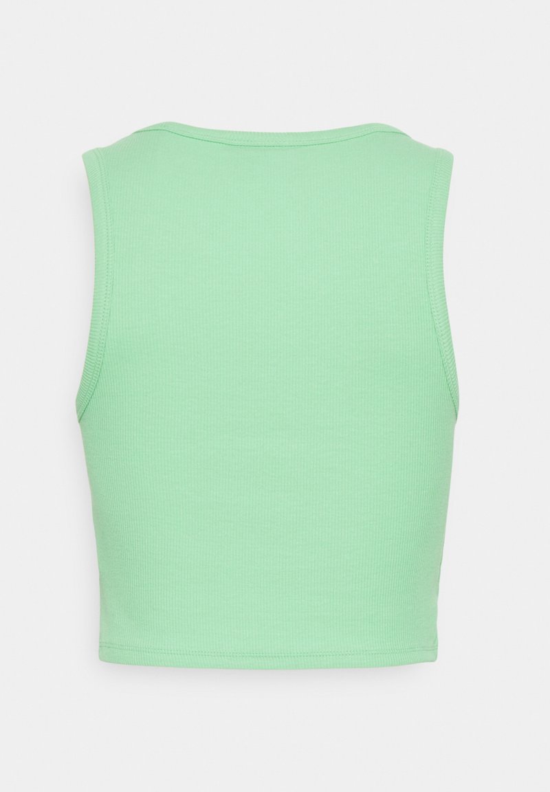 Miętowo-zielony, prążkowany crop top z okrągłym dekoltem i bez rękawów. Gładka tekstura z widocznymi szwami wzdłuż brzegów.