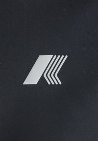 Zwarte stof met een wit logo dat een gestileerde letter 'A' en drie parallelle lijnen toont, wat een modern ontwerp uitstraalt.